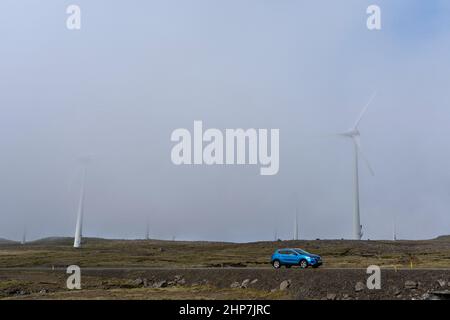 Un parc d'éoliennes le long de la route vers Thorshavn, l'île de Streymoy, les îles Féroé, Danemark. Banque D'Images