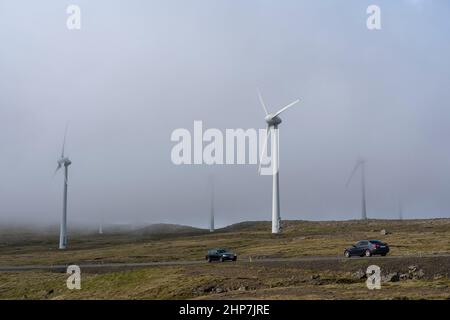 Un parc d'éoliennes le long de la route vers Thorshavn, l'île de Streymoy, les îles Féroé, Danemark. Banque D'Images