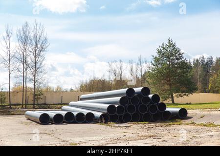 Tuyau en HDPE pour l'alimentation en eau empilé sur la plate-forme sous le ciel ouvert Banque D'Images