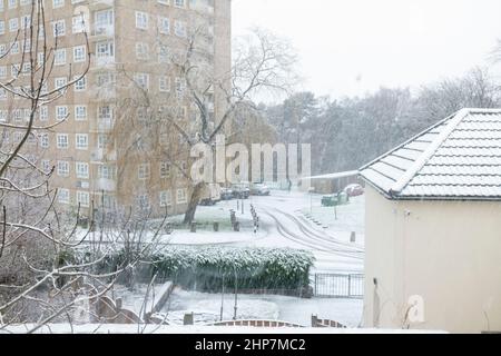 Moor Allerton, Leeds, West Yorkshire, Royaume-Uni First Snow 19 Fév 2022 13,00 Banque D'Images