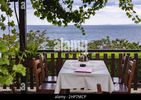 Restaurant avec vue sur la mer dans la partie historique de la station de Nesebar sur la côte de la mer Noire, situé dans la province de Burgas, Bulgarie Banque D'Images