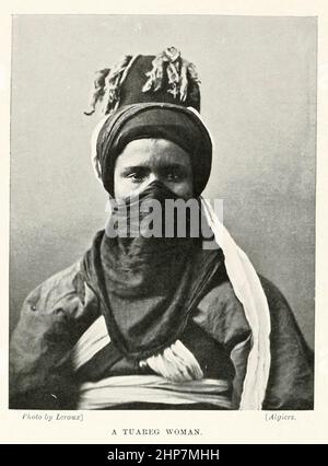 Une femme touareg le peuple touareg (Twareg ou Touareg) est un grand groupe ethnique berbère qui habite principalement le Sahara dans une vaste zone qui s'étend de l'extrême sud-ouest de la Libye au sud de l'Algérie, au Niger, au Mali et au Burkina Faso. Traditionnellement nomades pasteurs, de petits groupes de Tuareg se trouvent également dans le nord du Nigeria. Extrait du livre The Living races of Humen; Volume 2 de Henry Neville Hutchinson, publié à Londres en 1901 par Hutchinson & co Banque D'Images