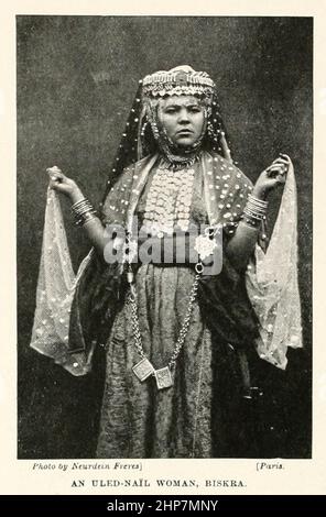 Une femme de l'ULED-Nail [Ouled Naïl], Biskra, Algérie l'Ouled Naïl est une tribu arabe et une confédération tribale vivant dans la chaîne de l'Ouled Naïl, en Algérie. On les trouve surtout à Bou Saâda, m'sila et Djelfa, mais il y en a aussi un nombre important à Ghardaïa. Extrait du livre The Living races of Humen; Volume 2 de Henry Neville Hutchinson, publié à Londres en 1901 par Hutchinson & co Banque D'Images