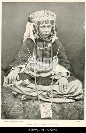 Une femme de l'ULED-Nail [Ouled Naïl], Biskra, Algérie l'Ouled Naïl est une tribu arabe et une confédération tribale vivant dans la chaîne de l'Ouled Naïl, en Algérie. On les trouve surtout à Bou Saâda, m'sila et Djelfa, mais il y en a aussi un nombre important à Ghardaïa. Extrait du livre The Living races of Humen; Volume 2 de Henry Neville Hutchinson, publié à Londres en 1901 par Hutchinson & co Banque D'Images