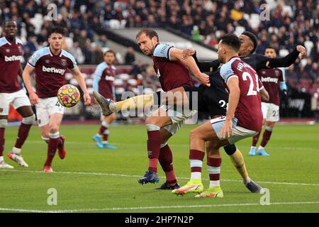 Londres, Royaume-Uni. 19th févr. 2022. Joe Willock de Newcastle United (c) marque le premier but de son équipe. Match de la Premier League, West Ham Utd et Newcastle Utd au stade de Londres, parc olympique Queen Elizabeth, à Londres, le samedi 19th février 2022. Cette image ne peut être utilisée qu'à des fins éditoriales. Utilisation éditoriale uniquement, licence requise pour une utilisation commerciale. Aucune utilisation dans les Paris, les jeux ou les publications d'un seul club/ligue/joueur. photo par Steffan Bowen/Andrew Orchard sports photographie/Alay Live news crédit: Andrew Orchard sports photographie/Alay Live News Banque D'Images