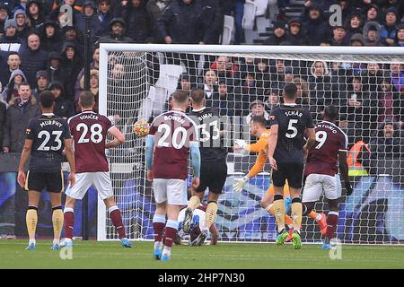 Londres, Royaume-Uni. 19th févr. 2022. Craig Dawson, de West Ham United (sur le terrain), marque le premier but de son équipe. Match de la Premier League, West Ham Utd et Newcastle Utd au stade de Londres, parc olympique Queen Elizabeth, à Londres, le samedi 19th février 2022. Cette image ne peut être utilisée qu'à des fins éditoriales. Utilisation éditoriale uniquement, licence requise pour une utilisation commerciale. Aucune utilisation dans les Paris, les jeux ou les publications d'un seul club/ligue/joueur. photo par Steffan Bowen/Andrew Orchard sports photographie/Alay Live news crédit: Andrew Orchard sports photographie/Alay Live News Banque D'Images