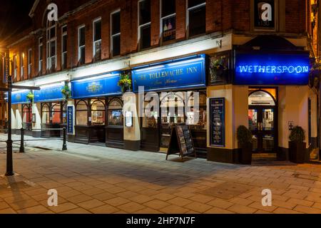 The Tollemache Inn - une maison publique JD Wetherspoon - St peter's Hill, Grantham, Lincolnshire, Angleterre, Royaume-Uni. Banque D'Images