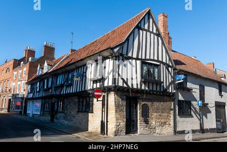 The Blue Pig - maison publique - un bâtiment abélisabéthain à pans de bois, Vine Street, Grantham, Lincolnshire, Angleterre, ROYAUME-UNI Banque D'Images