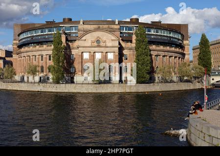 Bâtiment occidental de la maison du Parlement suédois (Riksdag), la salle de l'Assemblée, sur le front de mer de l'île Helgeandsholmen à Stockholm, en Suède Banque D'Images