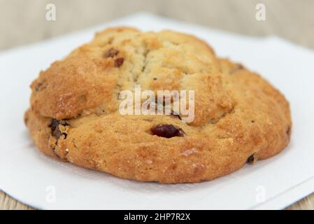 Le scone canneberges et orange est cuit à la perfection et encore chaud du four et prêt à manger. Banque D'Images