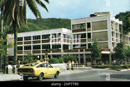 Centre commercial de Revolution Avenue, Victoria, Mahé, Seychelles vers début 1970s Banque D'Images