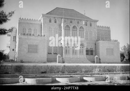 Histoire du Moyen-Orient : Amman. 24th anniversaire de la révolte arabe sous la célébration du roi Hussein et Lawrence 11 1940 septembre. Vue de H.H. le Palais de l'Emir Abdullah montrant canon dans le livre de la perte: Jordanie--Amman ca. 1940 Banque D'Images