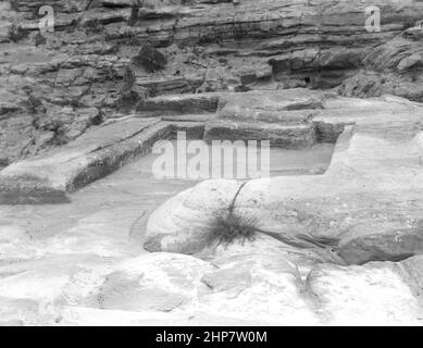 Histoire du Moyen-Orient : Pétra. Région d'El-Habiis. Sacellum on el-Habis lieu: Jordan--Petra (ville éteinte) ca. 1920 Banque D'Images