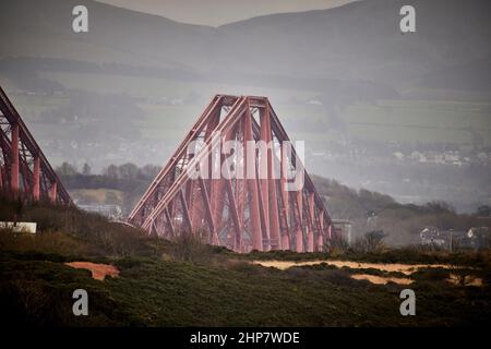 Forth Rail Bridge, Forth Bridge, pont ferroviaire en porte-à-faux traversant le Firth of Forth, bâtiment classé au patrimoine mondial de l'UNESCO de catégorie A Banque D'Images