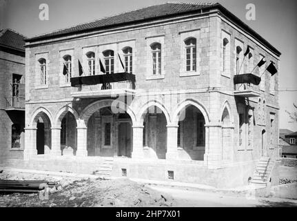 Histoire du Moyen-Orient : Université hébraïque et visite de Lord Balfour. Manifestation arabe; drapeaux noirs affichés lieu: Jérusalem ca. 1925 Banque D'Images