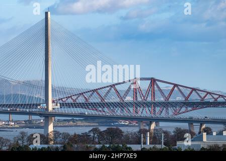 Vue sur Queensferry Crossing et les ponts Forth Rail traversant le Firth of Forth sous le soleil, en Écosse, au Royaume-Uni Banque D'Images