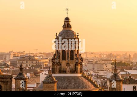 Sunset Séville - vue rapprochée sur le dôme et le clocher au sommet de l'église de l'Annonciation datant de 16th ans, Séville, Espagne. Banque D'Images