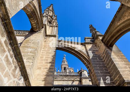 Toit de la cathédrale de Séville - Vue rapprochée à angle bas des pinnacles et des contreforts volants sur le toit de la cathédrale de Séville, Séville, Andalousie, Espagne. Banque D'Images