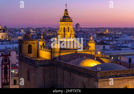 Golden Dome - Vue au crépuscule sur le dôme éclairé et le clocher au sommet de l'église de l'Annonciation de Séville, en Espagne, de style Renaissance datant de 16th ans. Banque D'Images