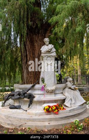 Monument de Becquer - vue de face du monument de Gustavo Adolfo Becquer, poète romanticien espagnol de 19th ans, dans le parc Maria Luisa, Séville, Espagne. Banque D'Images