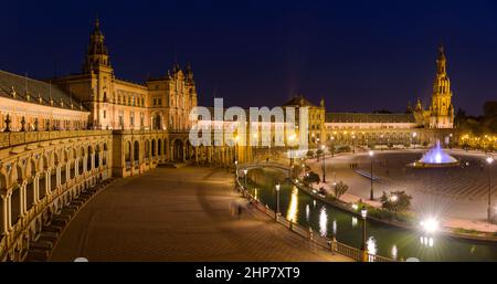 Place espagnole - vue panoramique sur la place espagnole - Plaza de España, éclairée par de nombreux feux lumineux juste après le coucher du soleil. Séville. Andalousie, Espagne. Banque D'Images