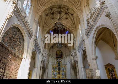 Vieille chapelle - vue à grand angle et à faible angle de la lumière du soleil du soir qui brille dans la chapelle principale du monastère de San Juan de los Reyes, Tolède, Espagne. Banque D'Images