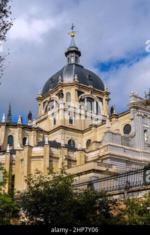 Cathédrale d'Almudena - Une vue d'automne ensoleillée sur la coupole carrée de la cathédrale d'Almudena, Madrid, Espagne. Banque D'Images