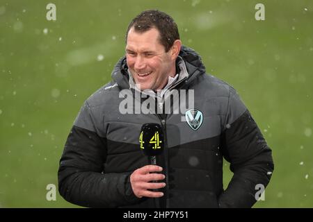 Kristian Woolf entraîneur en chef de St Helens sourit après le match pendant une interview Banque D'Images