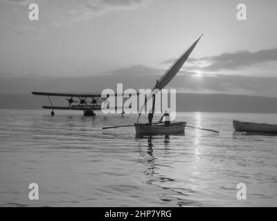 Histoire du Moyen-Orient : vues du Nord. Lac de Galilée. Pêcheur. Bateau de pêche à ramer avec voile à fourrure au lever du soleil emplacement: Israël ca. 1920 Banque D'Images