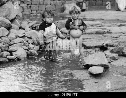 Histoire du Moyen-Orient : Jebel el-Druze & Hauran. Kanawat. Druze bébés pagayant le charme bleu dans les cheveux lieu: Syrie--Qanawat ca. 1938 Banque D'Images