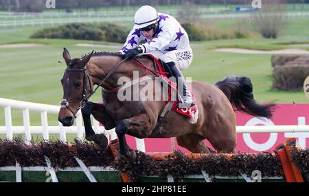 MACS Charm criblé par Brian Hayes saute le dernier à gagner le Tote Jackpot est Retour handicap obstacle pendant la journée de Red Mills à l'hippodrome de Gowran Park dans le comté de Kilkenny, Irlande. Date de la photo: Samedi 19 février 2022. Banque D'Images