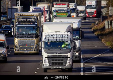 M6 autoroute très fréquentée par les camions HGV près de Stoke-on-Trent Banque D'Images