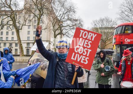 Londres, Royaume-Uni. 19th février 2022. L'acvtiviste Steve Bray mène la manifestation à l'extérieur de Downing Street. Des manifestants se sont rassemblés à Westminster pour protester contre Boris Johnson, alors que la pression continue sur le Premier ministre britannique. Credit: Vuk Valcic/Alamy Live News Banque D'Images