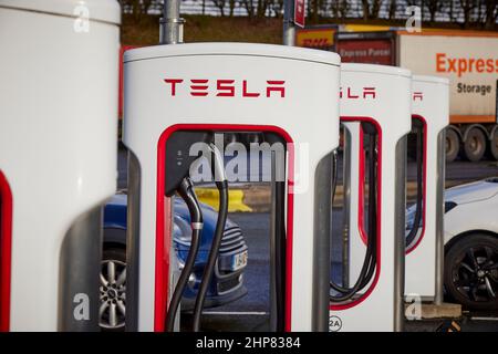 M6 autoroute Tesla Supercharger chargeurs de voitures électriques à Welcome Break Keele services Banque D'Images