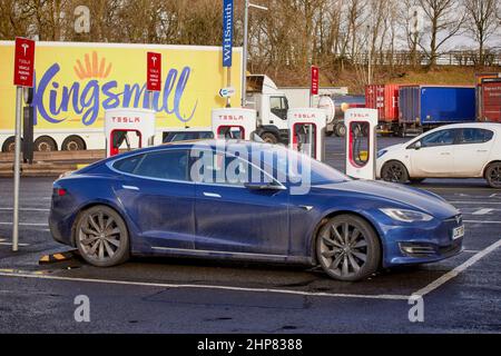 M6 autoroute Tesla Supercharger chargeurs de voitures électriques à Welcome Break Keele services Banque D'Images