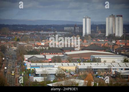Tramway Metrolink sur South Langworthy Road, Salford , avec les toits des maisons au-delà Banque D'Images