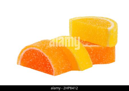 Bonbons délicieux en forme de tranches de citron et d'orange sur fond blanc Banque D'Images