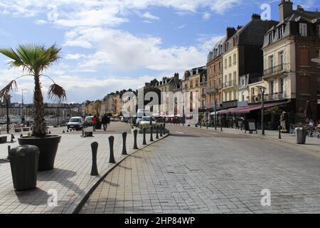 le beau boulevard de dieppe avec des bâtiments historiques le long du port avec des yachts et des bateaux de pêche sur la côte française en normandie Banque D'Images