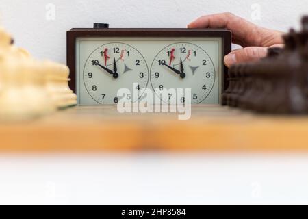 Échiquier avec jeu d'échecs joué sur fond blanc. Ouverture du jeu Banque D'Images