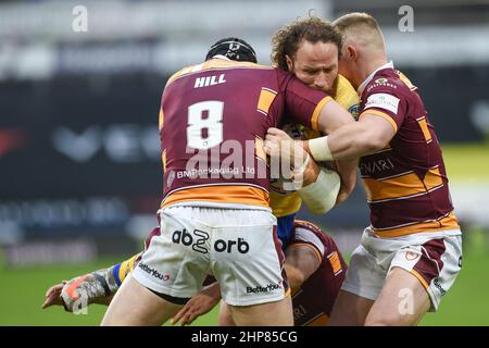 Huddersfield, Angleterre - 19 février 2022 - Korbain Simms (16) de Hull Kingston Rovers affrontés par Chris Hill (8) de Huddersfield Giants pendant la ligue de rugby Betfred Super League Round 2 Huddersfield Giants vs Hull Kingston Rovers au stade John Smith, Huddersfield, Royaume-Uni Williams Credit News Dean/Alay Williams Live News Banque D'Images