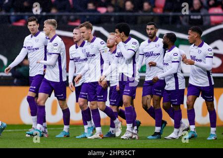 NIJMEGEN, PAYS-BAS - FÉVRIER 19: 0-1 but par Richard van der Venne de RKC Waalwijk et le célèbre avec ses coéquipiers lors du match hollandais entre NEC et RKC Waalwijk à Goffertstadion le 19 février 2022 à Nimègue, pays-Bas (photo de Broer van den Boom/Orange Pictures) Banque D'Images