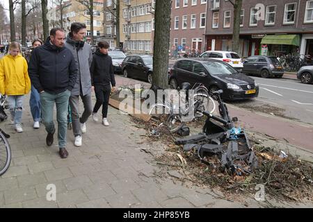 Amsterdam, pays-Bas. 19th févr. 2022. Les gens se promènaient devant les vélos épatés où un arbre est tombé tuant une personne hier après-midi pendant les vents forts de la tempête Eunice le 19 février 2022 à Amsterdam, pays-Bas. La tempête Eunice a traversé les pays-Bas avec des vents atteignant 130 km/h, tuant quatre personnes étaient par la chute d'arbres. (Photo de Paulo Amorim/Sipa USA) Credit: SIPA USA/Alay Live News Banque D'Images