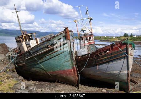 Deux vieux bateaux de pêche au hareng en bois ont été pêchés sur la rive à Salen, île de Mull, Hébrides intérieures, Écosse, Royaume-Uni Banque D'Images