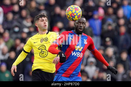 Cheikhou Kouyate (à droite) du Crystal Palace et Christian Pulisic de Chelsea pour la bataille du ballon lors du match de la Premier League à Selhurst Park, Londres. Date de la photo: Samedi 19 février 2022. Banque D'Images