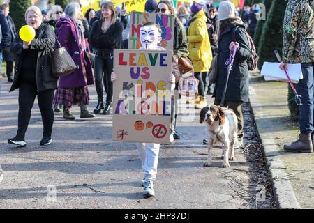 19 février 22, Glasgow, Royaume-Uni. Des centaines de manifestants ont défilé dans le centre-ville de Glasgow, malgré une forte présence policière et plusieurs avertissements de leur part sur la marche illégale, pour protester contre les lois actuelles de vaccination de Covid et en particulier contre l'inoculation d'enfants. Bon nombre des manifestants ont porté des drapeaux canadiens à l'appui des manifestations en cours des camionneurs canadiens. Crédit : Findlay/Alay Live News Banque D'Images
