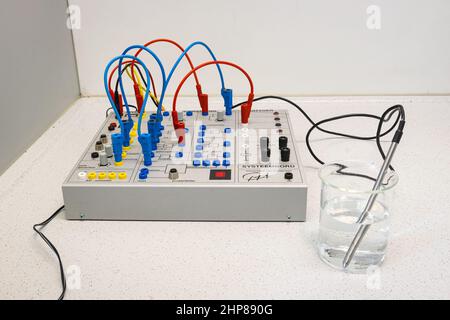 Carte d'expérimentation sur laquelle les circuits peuvent être facilement construits. Une carte système comporte des éléments d'entrée, de sortie et de traitement. Utilisé en physique ou en informatique. Banque D'Images