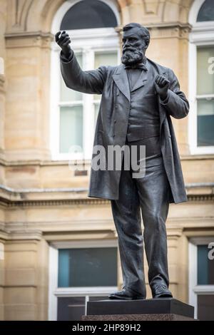 Statue de William Edward Forster, à l'extérieur du centre commercial de Broadway et de la maison St Peters de Kala Sangam, Bradford, West Yorkshire, Angleterre. Banque D'Images