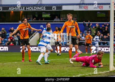 LONDRES, ROYAUME-UNI. FÉV 19th le président Ilias de QPR marque et célèbre son but lors du match de championnat Sky Bet entre Queens Park Rangers et Hull City au Kiyan Prince Foundation Stadium, Londres, le samedi 19th février 2022. (Crédit : Ian Randall | INFORMATIONS MI) crédit : INFORMATIONS MI et sport /Actualités Alay Live Banque D'Images