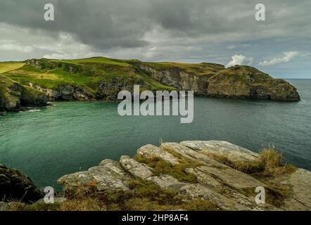 Vue sur la falaise de Bossiney Cove à marée haute. La crique se trouve à mi-chemin entre Tintagel et Boscastle sur la côte des Cornouailles. Banque D'Images