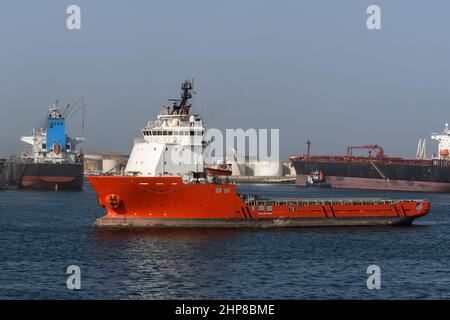 Grand navire de ravitaillement en mer orange dans le port. Navire AHTS. Banque D'Images